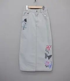 新品タグ付 イズスカラー　561239：花蝶刺繍デニムロングスカートのサムネイル