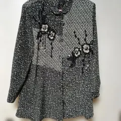 黒と白の花柄 長袖ブラウス