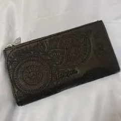 Desigual エンボス加工ブラック 刺繍　長財布のサムネイル