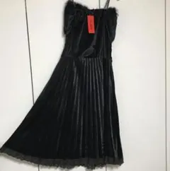 胸元ファー 黒のベロアプリーツキャミソールドレス