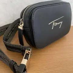 トミーヒルフィガー　レディース　ショルダーバッグ　ミニバッグ　ブラック　ゴールドのサムネイル