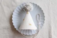 パーティーハット　ベビー　キッズ　誕生日　記念日　フォトグッズ　刺繍　白　黄