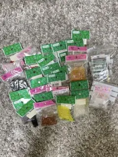 ビーズセット 多様な色と形 アクセサリー付き