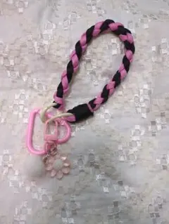 編み込みスマホストラップ 花チャーム付き