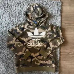 adidas 迷彩柄 フード付きパーカー140〜150