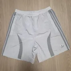 adidas アディカラー 2000s ショーツ