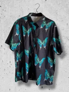 緑の蝶柄オーバーシルエットシャツ