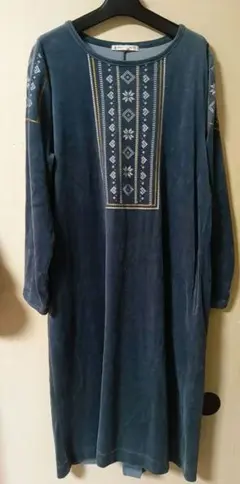 ノースオブジェクト　ブルー刺繍入り長袖ワンピース