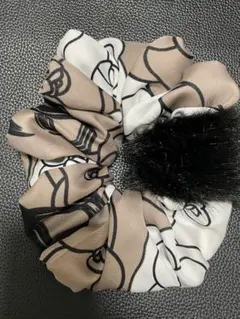 ベージュエレガントカメリア柄ファーシュシュ