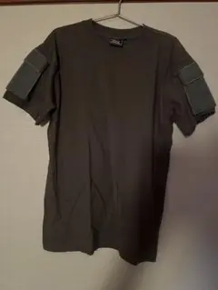 アームパッチ付きダークグレーTシャツ