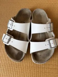 Birkenstock ホワイトサンダル 35 アリゾナ22〜22.5使用感ありのサムネイル