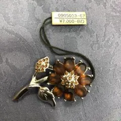 新品　leilian 花モチーフブローチ シルバー色のサムネイル
