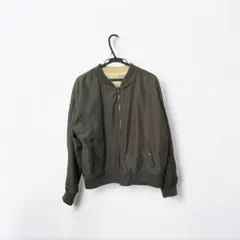 カーキ色のMA-1スタイルのボンバージャケットリバーシブル