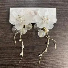 大ぶりフラワーとガラスドームのピアス