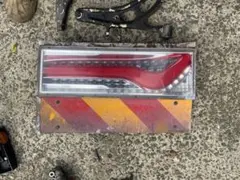 鉄フレーム外します　小糸製作所 オールLED テールランプ　右？のサムネイル