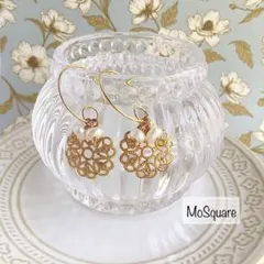 ハンドメイド お花チャームとパールの可愛いフープ風小ぶりピアス 上品/シンプル