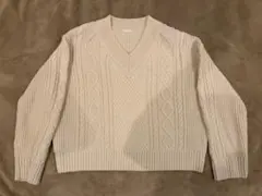アイボリー ケーブル編み ニットセーター Vネック