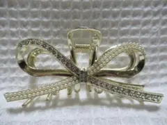 小さなパール・クリスタル系ビジュー付　ゴールドメタル系リボン型バンスクリップ　D