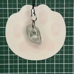 サバトラ白猫くぼみガラスチャーム