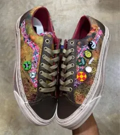 VANS スニーカー マルチカラー ピンバッジ付 - メルカリ