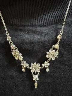 クリスタル装飾のシルバーネックレス