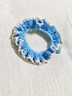 ハンドメイド かぎ針編みシュシュ ブルー×ホワイト フリル 夏カラー