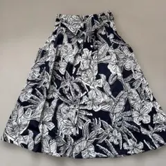 ZARA WOMANフレアスカート ネイビーとホワイト花柄
