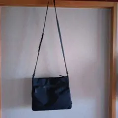 ブラック ショルダーバッグ ジッパーポケット付き