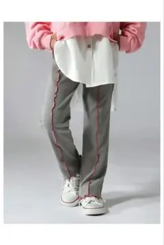 グレーのストレートパンツ