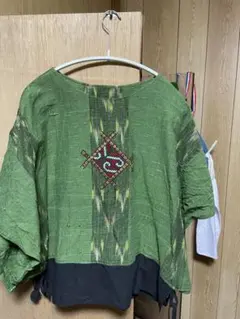 刺繍入り緑色と黒色の五分袖トップス
