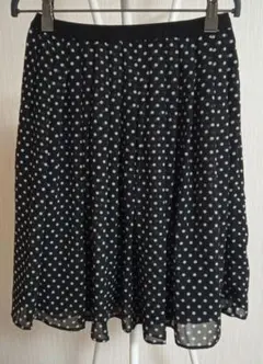 値下げ！ユニクロ　シフォンフレアスカート 黒と白の水玉模様