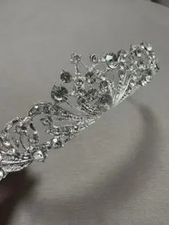 クリスタル装飾シルバーのティアラ