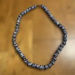 青と白の陶器製ネックレス