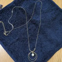 ゴールドリングとパールビーズのネックレス