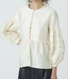 トゥモローランド・ヌキテパブラックパフスリーブブラウス