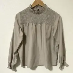 フリル付き長袖ハイネックブラウス　ベージュ