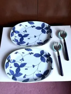 【未使用】葉模様の皿2枚とフォーク2本と陶器のフォーク置き2個 3種セット