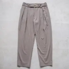 21AW✨クルニ ベルト2タックパンツ ユニセックス グレージュ スラックスのサムネイル