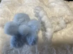 水色と白の花型ヘアアクセサリー