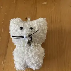 白い猫型ぬいぐるみ