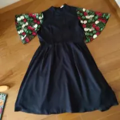 花柄刺繍入り黒ワンピース