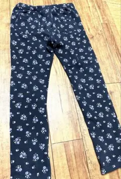 ネイビーに紫の花柄の長ズボン 裏起毛 140cm