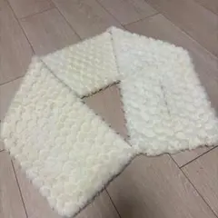 クリーム色のファー風マフラー