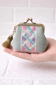 手のひらサイズの刺繍リボンミニがま口