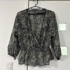 美品　花柄シャツ　花柄長袖　花柄ラップスタイル　長袖ブラウス　Mサイズブラウス