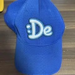 青色キャップ 刺繍ロゴ「:De」