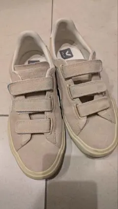 ベージュ スニーカー