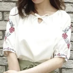 チロルフラワー刺繍プルオーバーブラウス オフホワイト /F i.n.t