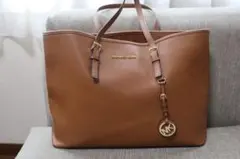 美品！MICHAEL KORS ラ－ジコンバ－チブルチェーンホ－ボ－ショルダー 