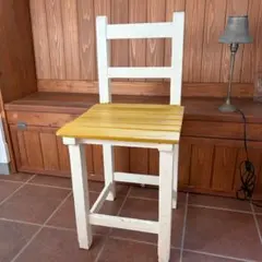 レトロなデザインの木製チェア　エイジングペイント